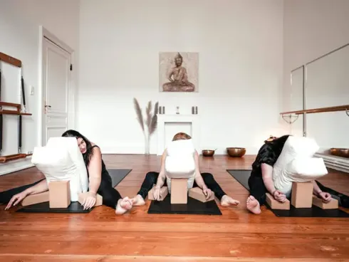 Restorative Yoga 90min (0-1) @ OmReha® Yoga - Pilates - Reha