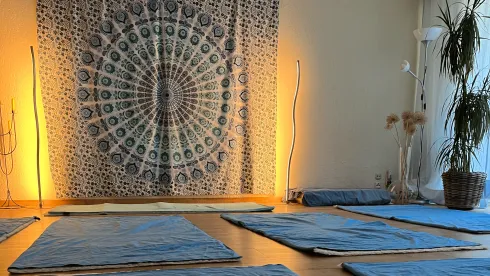 Guided Grounding Meditation mit Lea (ENG) (ONLINE - live aus dem Kursraum) @ Praxis für Entspannung und Beratung, Gesa Hecken - Krefeld