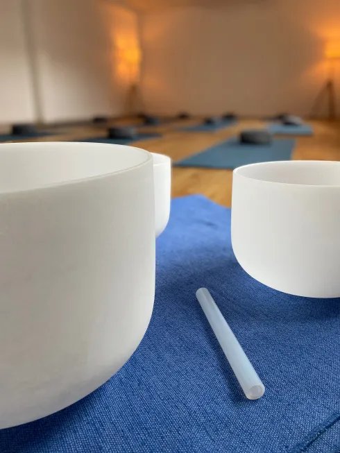 Feiertagsspecial - Yin Yoga & Soundhealing Crystal Bowls mit Lisa (Studio) @ Anjali Yoga