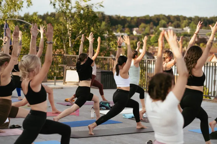 Rooftop Yoga SPECIAL – Sunset, Music & Community @ LUNA Winterthur