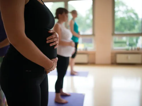 Mama & Baby Glück // Prä- & Postnatal Fortbildung mit Anke & Vera Baur (Vor Ort & Online) @ Studio Yogaflow Münster