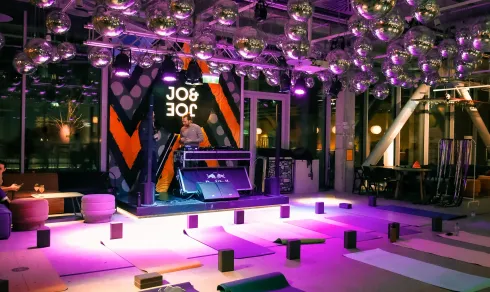 After Work Disco PILATES @JO&JOE Vienna @ YOGA & PILATES (Rooftop Classes, Disco Yoga) - Karin Purker