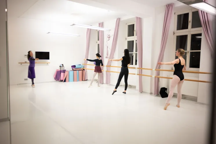 Montags 18:20 mit Olga Rath | Ballett für Erwachsene Level 2 SAAL1 @ Ballettschule DANCEWORLD