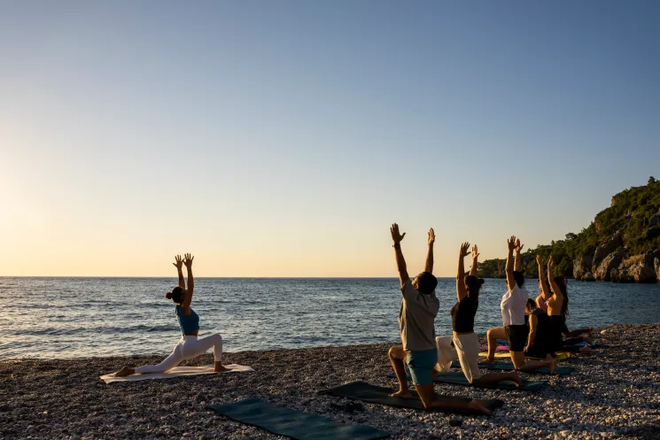 200 hrs Yoga Teacher Training Online und am Retreatort Sardinien @ Yoga Veda Academy