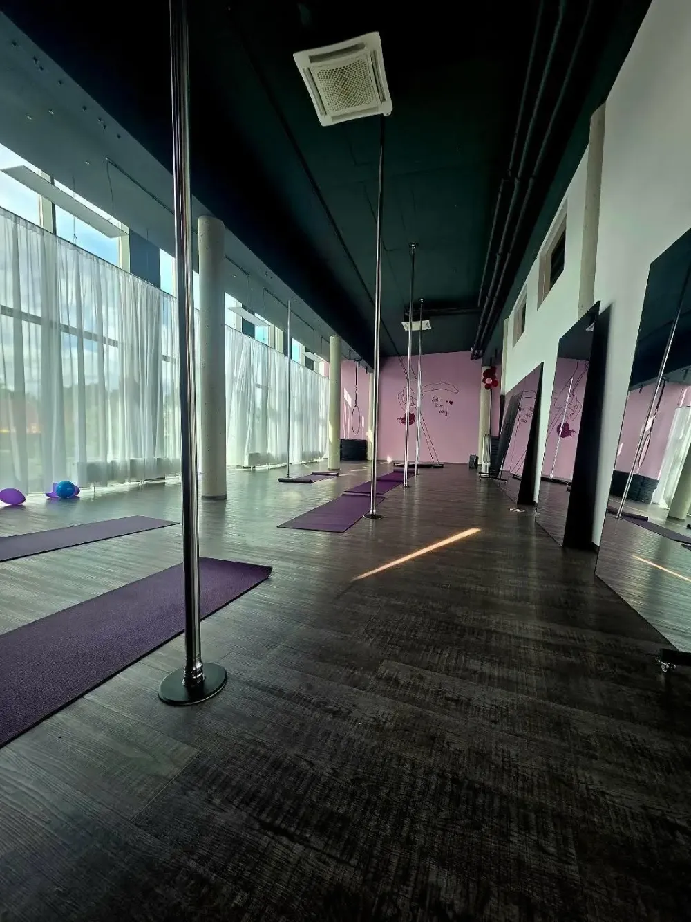 feel.pole